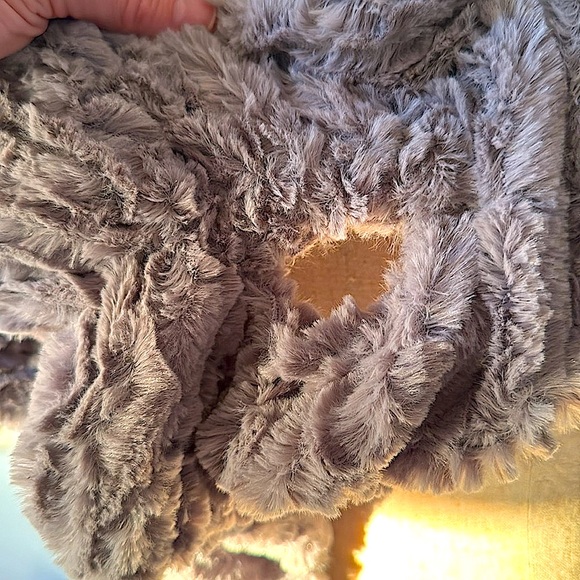 NWOT!! Faux Fur Super Soft Neck Wrap/Scarf! - Picture 4 of 7